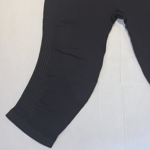 𝅺LULULEMON zone in black seamless compression yoga tights size 4 - Picture 5 of 16